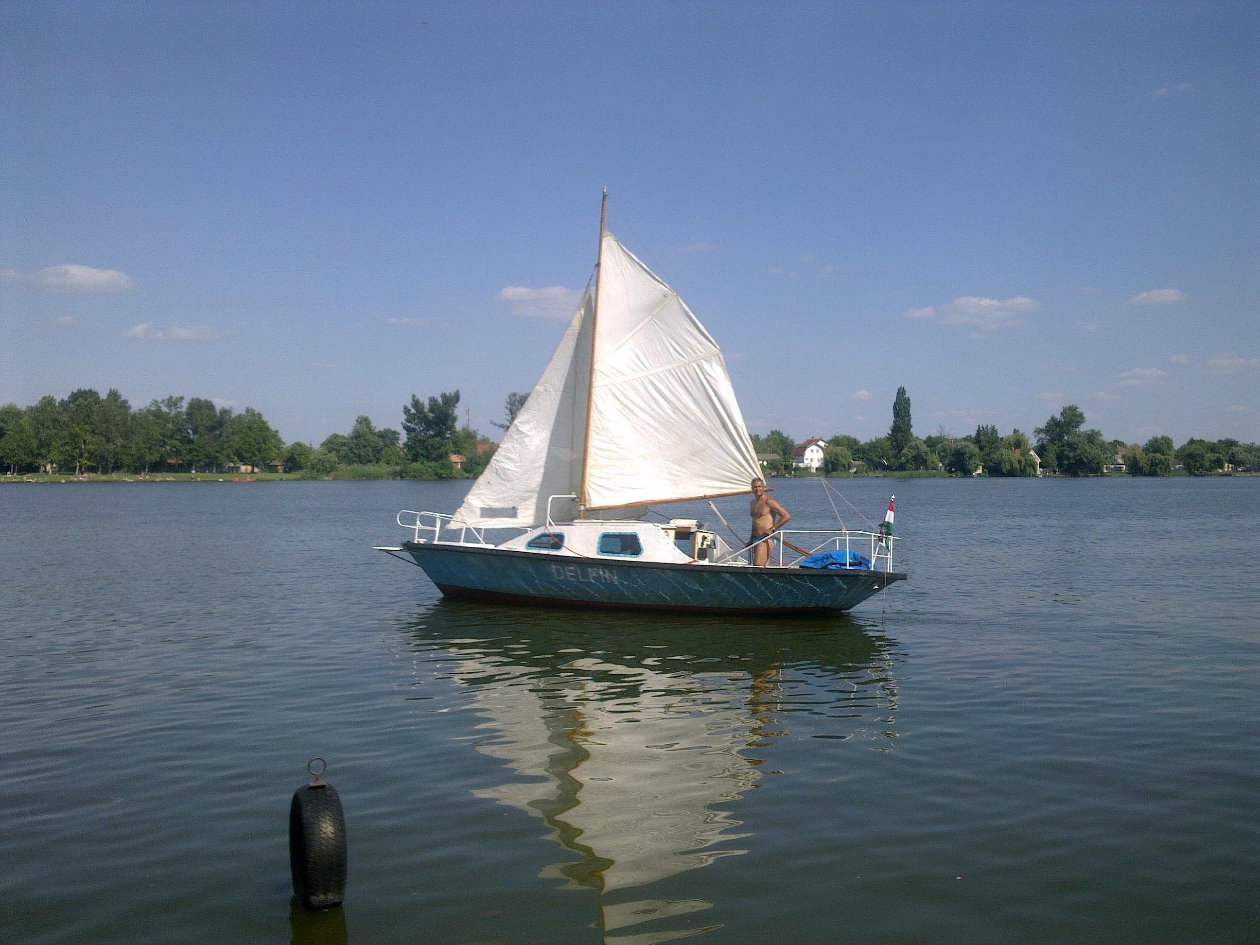 http://www.kisdunainagyhajok.hu/egyebhajok/2011_08_22_delfin_vitorlas_hajo_a_rackevei_kerekzatony-szigetnel/2011_08_22_delfin_vitorlas_hajo_a_rackevei_kerekzatony-szigetnel_014.jpg