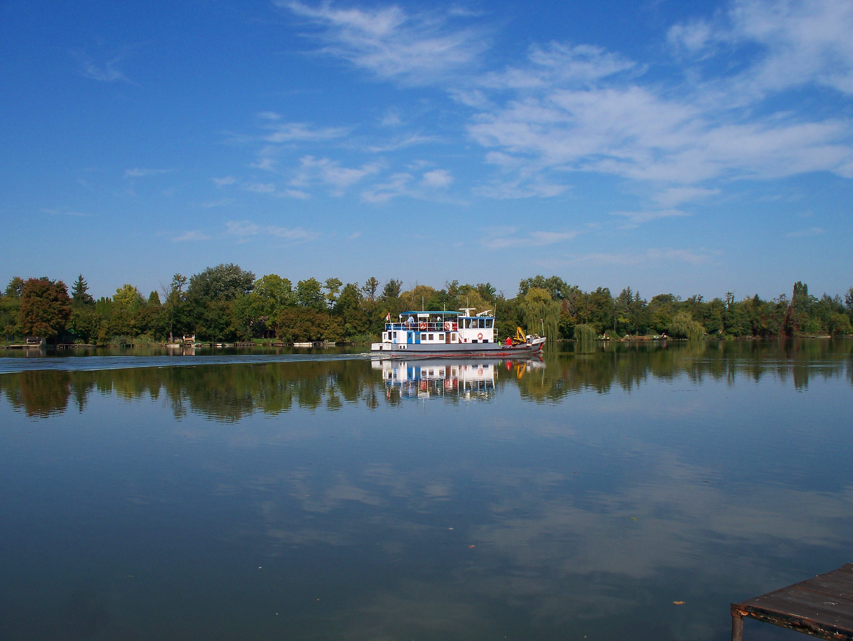 http://www.kisdunainagyhajok.hu/egyebhajok/2011_09_30_kituzo-iii_motorhajo_az_angyali-sziget_also_vegenel/2011_09_30_kituzo-iii_motorhajo_az_angyali-sziget_also_vegenel_012.jpg
