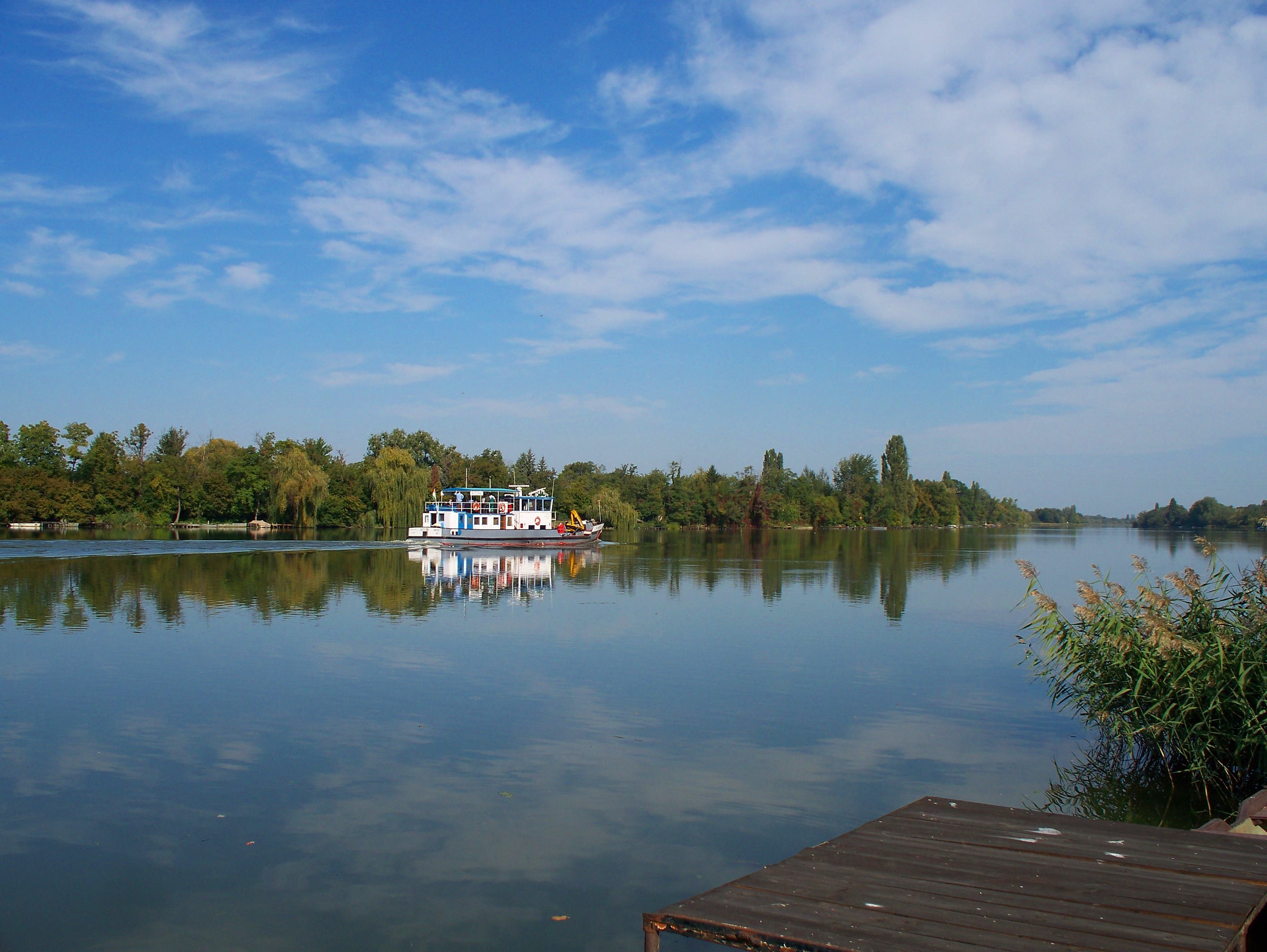http://www.kisdunainagyhajok.hu/egyebhajok/2011_09_30_kituzo-iii_motorhajo_az_angyali-sziget_also_vegenel/2011_09_30_kituzo-iii_motorhajo_az_angyali-sziget_also_vegenel_013.jpg